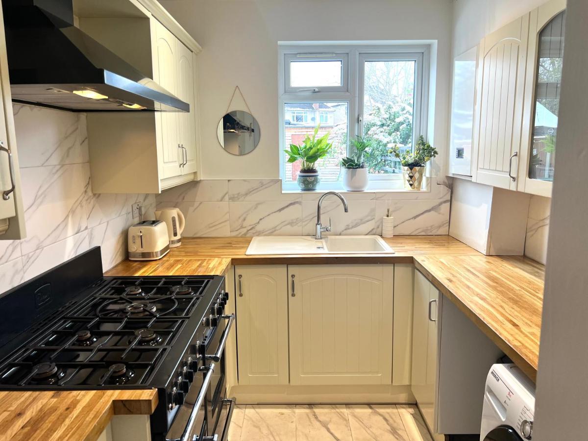 Modern Double Room With Fire Tv London Ngoại thất bức ảnh